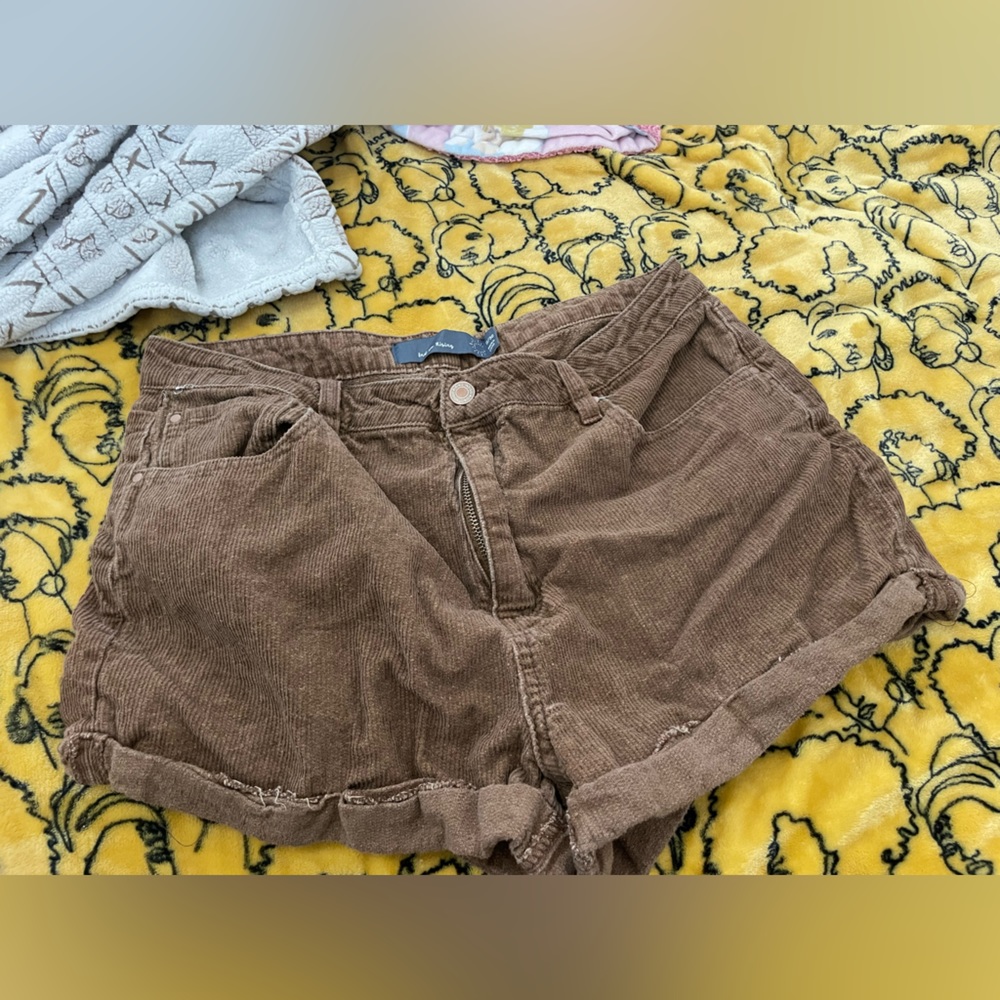 Comfy brown corduroy shorts with pockets and belt loops!